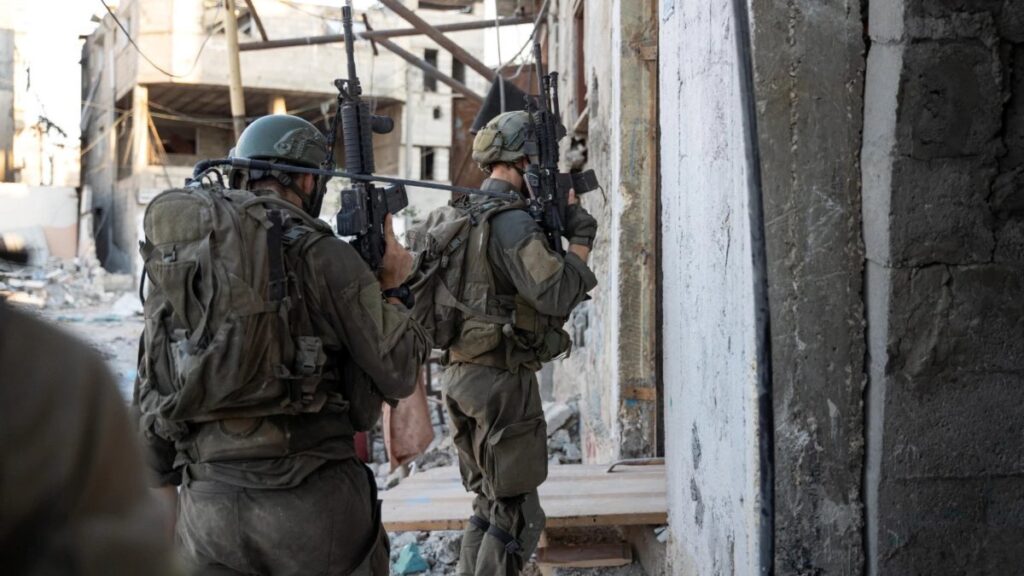 Un ataque israelí causa al menos 40 muertos y decenas de heridos en una zona humanitaria de Gaza