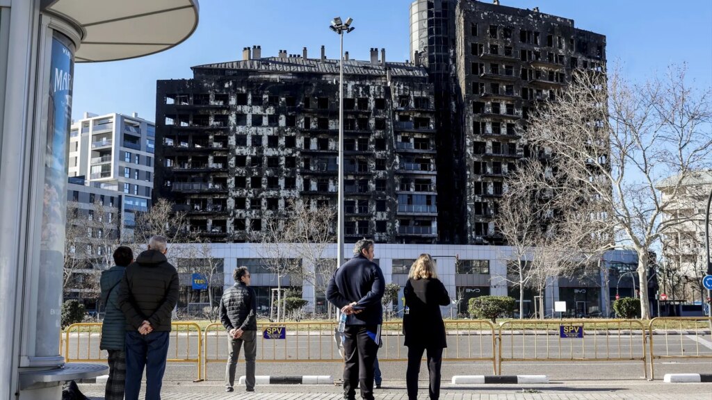 Los trabajos de desescombro del edificio incendiado de Campanar incluirán la retirada de la fachada ventilada