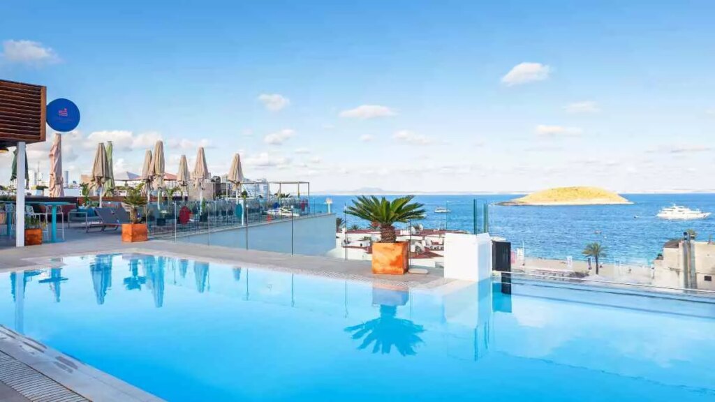 Pasa un día en un lujoso hotel con piscina y disfruta de sus cócteles y restaurantes