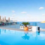 Pasa un día en un lujoso hotel con piscina y disfruta de sus cócteles y restaurantes