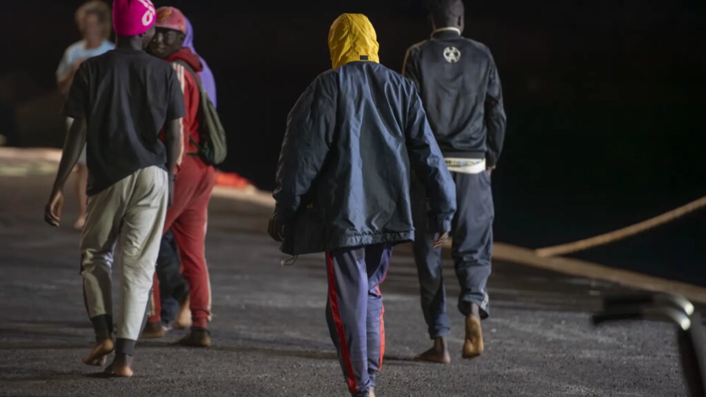Llegan casi 500 migrantes a El Hierro, La Gomera y Lanzarote Llegan casi 500 migrantes a El Hierro, La Gomera y Lanzarote