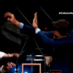 Un candidato a la Alcaldía de Sao Paulo da un sillazo a un rival político durante un debate