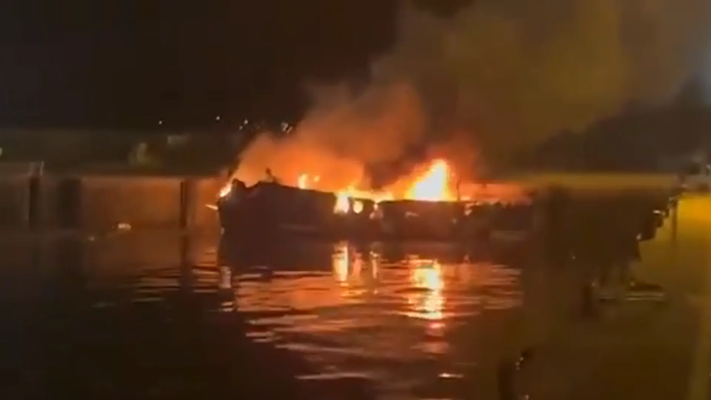 un pesquero se hunde tras incendiarse y despliegan barreras para evitar un derrame