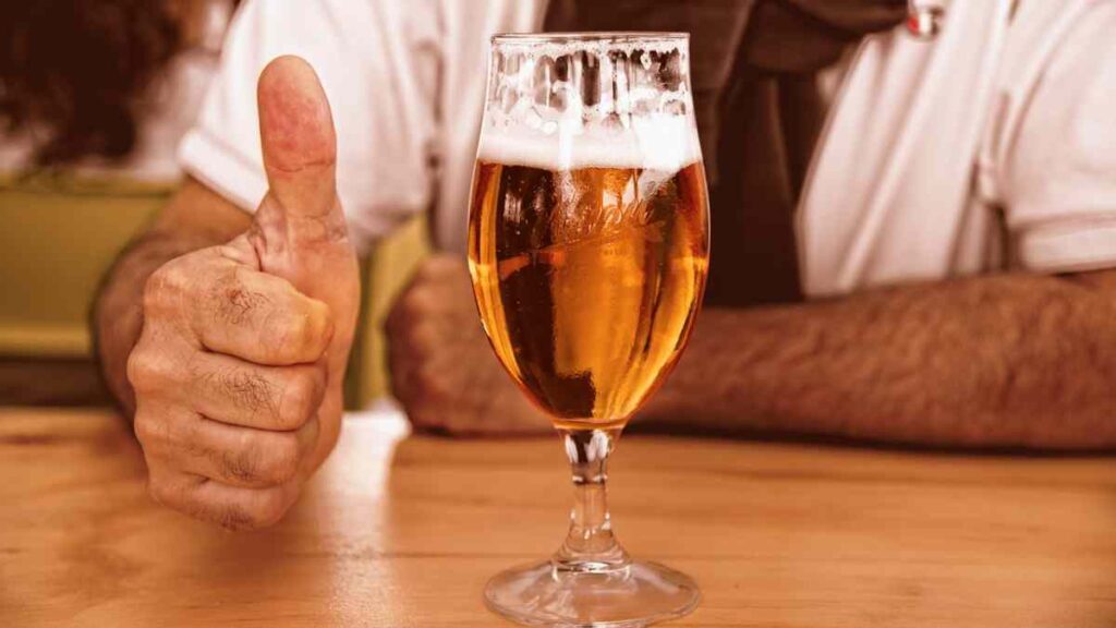 el primer trago de cerveza