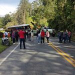 Cuatro personas heridas dejó volcamiento de un bus en Barbosa, Antioquia