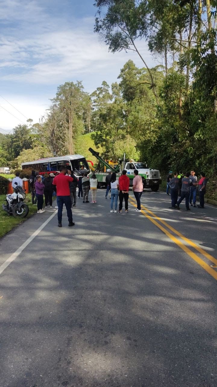Cuatro personas heridas dejó volcamiento de un bus en Barbosa, Antioquia Cuatro personas heridas dejó volcamiento de un bus en Barbosa, Antioquia