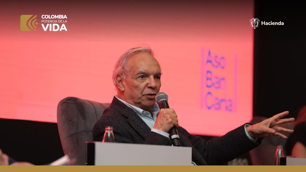 Minhacienda dice que no puede mantener el ACPM congelado 56 meses Minhacienda dice que no puede mantener el ACPM congelado 56 meses