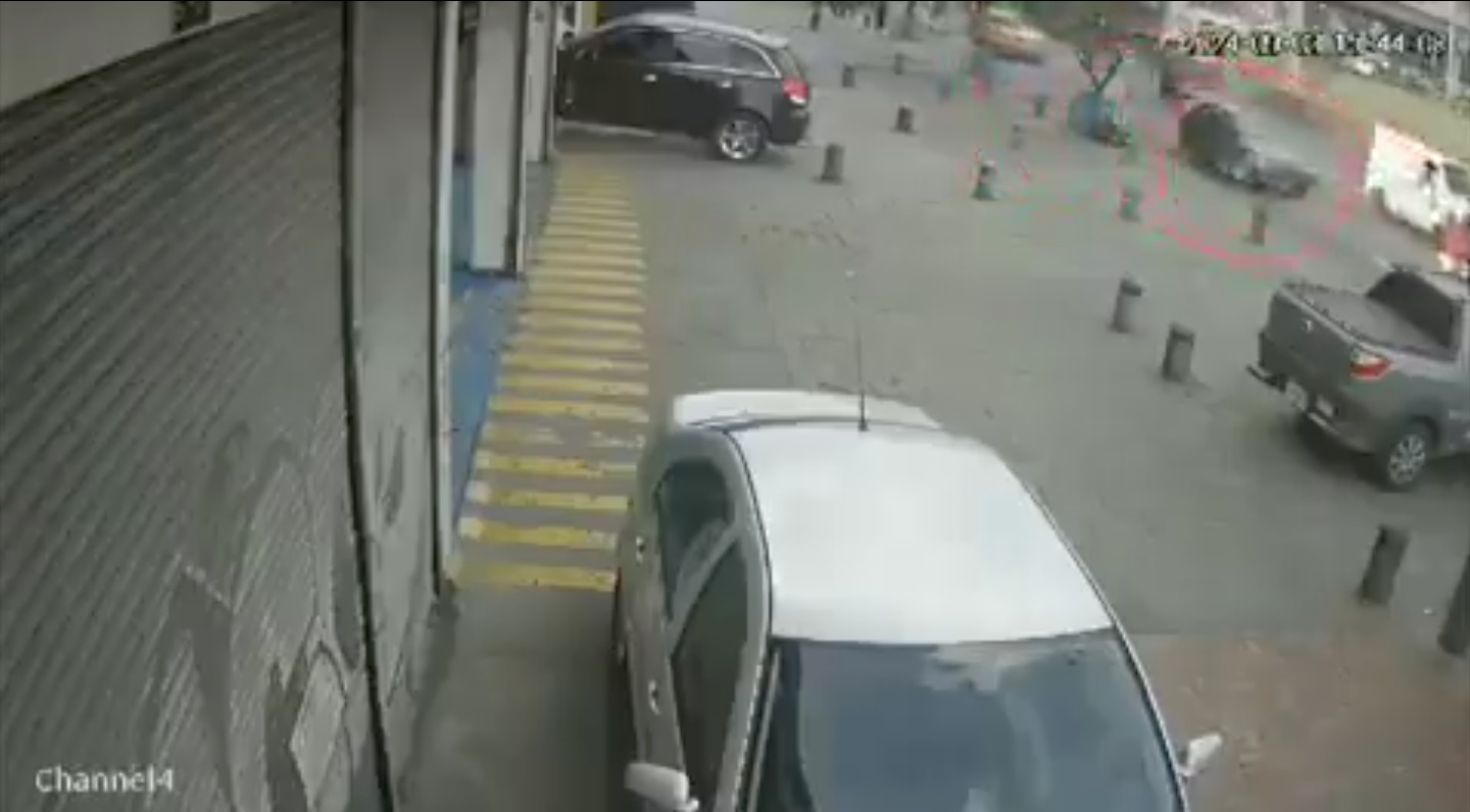Video: Mujer fue arrastrada varias cuadras tras el robo de su celular Video: Mujer fue arrastrada varias cuadras tras el robo de su celular
