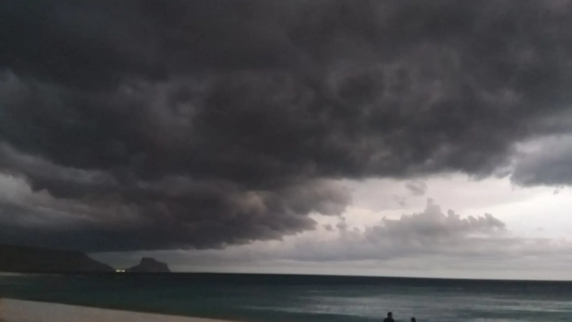 Desvían tres vuelos del aeropuerto de Alicante a Murcia y Almería por tormenta Desvían tres vuelos del aeropuerto de Alicante a Murcia y Almería por tormenta