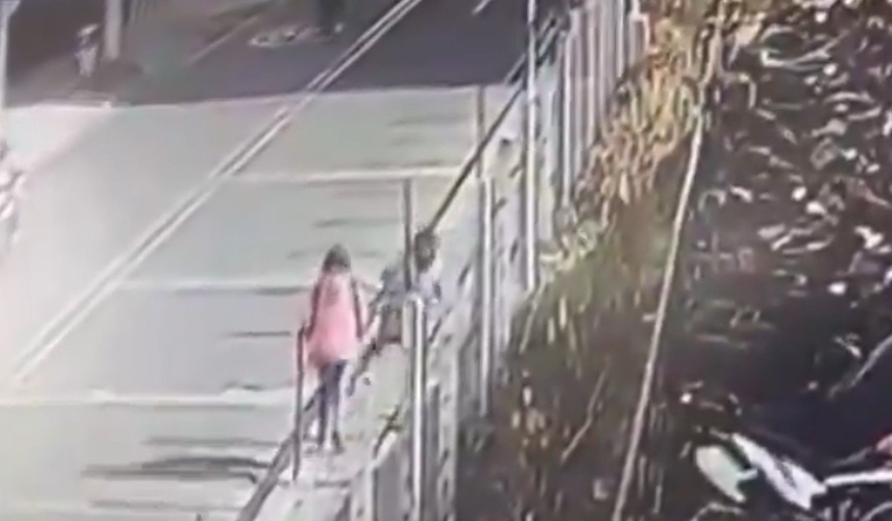 Residentes del barrio Minuto de Dios andan asustados por loco agresivo Residentes del barrio Minuto de Dios andan asustados por loco agresivo