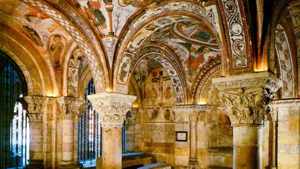 un panteón real con impresionantes frescos