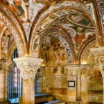 un panteón real con impresionantes frescos un panteón real con impresionantes frescos
