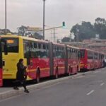 Paro de camioneros en Bogotá: TransMilenio colapsó y usuarios caminan