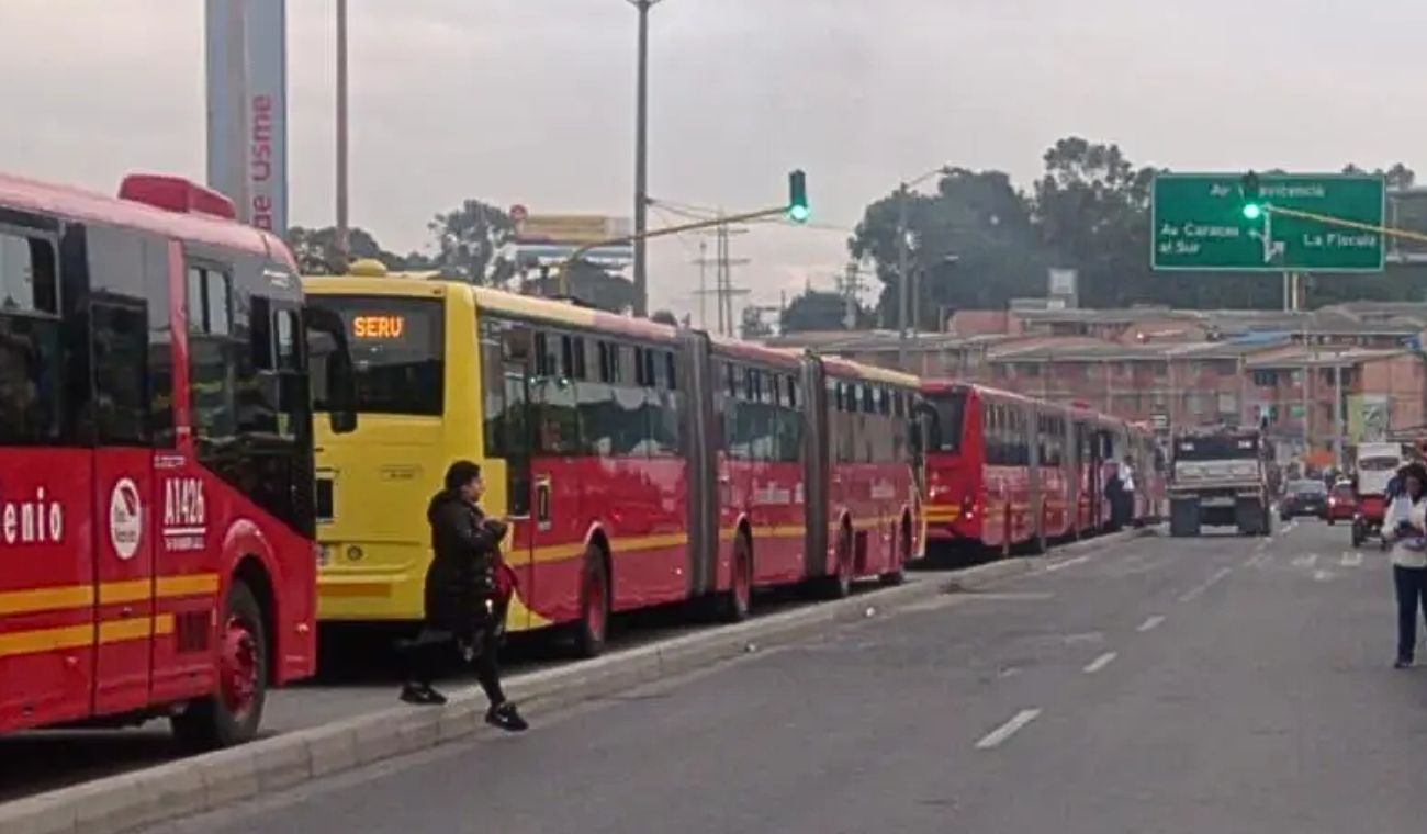 Paro de camioneros en Bogotá: TransMilenio colapsó y usuarios caminan Paro de camioneros en Bogotá: TransMilenio colapsó y usuarios caminan