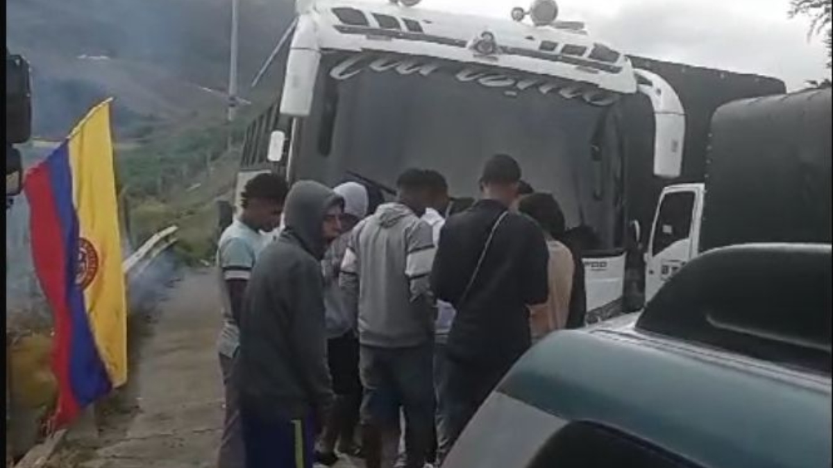 Bello: Paro camionero menores no han podido regresar a escuela de fútbol Bello: Paro camionero menores no han podido regresar a escuela de fútbol