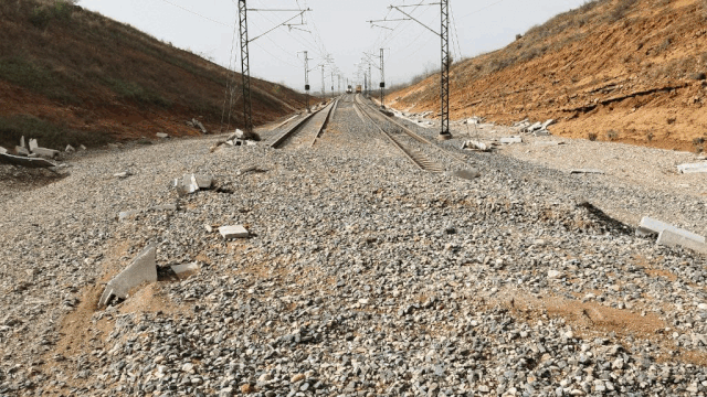 Así ha quedado la vía que conecta Madrid y Valencia tras el paso de la DANA Así ha quedado la vía que conecta Madrid y Valencia tras el paso de la DANA