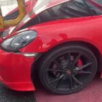 Un lujoso auto deportivo se estrelló en las calles de Medellín.