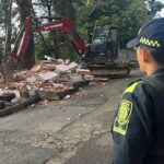 Increíble: Construyeron varias casas en pleno parque de niños en Medellín