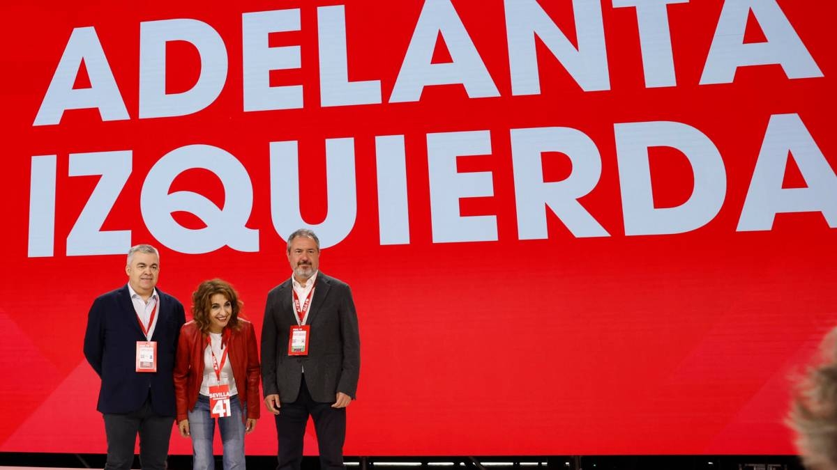 El PSOE aplaude en pie a los condenados por la mayor trama de corrupción política, los ERE de Andalucía El PSOE aplaude en pie a los condenados por la mayor trama de corrupción política, los ERE de Andalucía