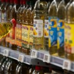 El precio del aceite de oliva virgen extra cae un 2,5% en el súper mientras que en origen desciende un 13%