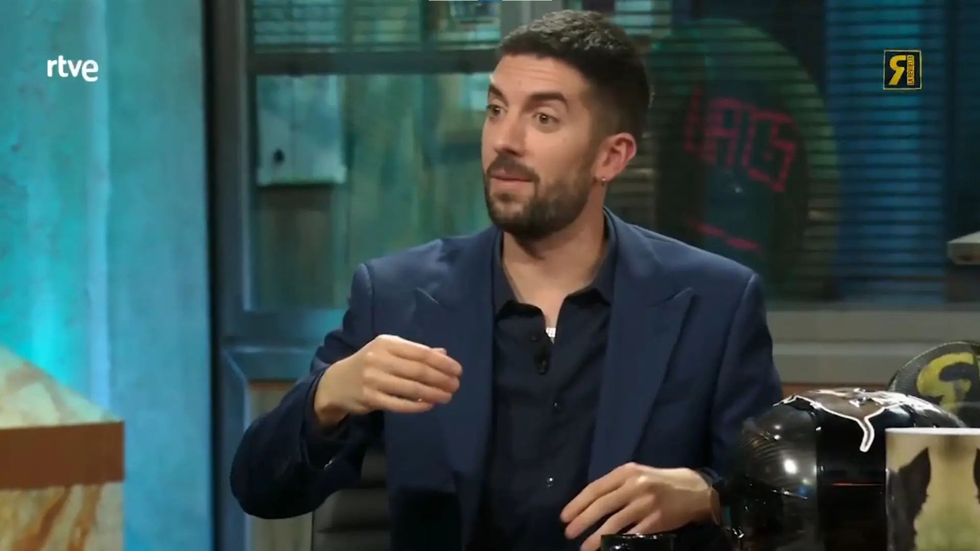 «Se quita las gafas y nadie sabe quién es»