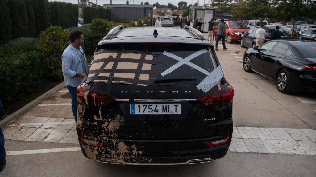 La Guardia Civil abre una investigación por los daños al coche de la comitiva de Pedro Sánchez