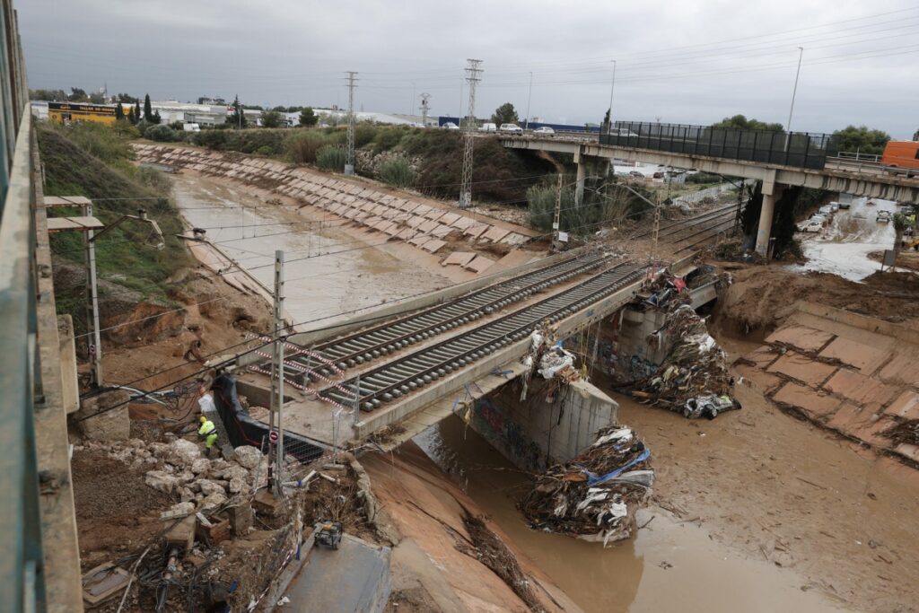Valencia cancela todas las clases y restringe el movimiento por la alerta roja de la AEMET