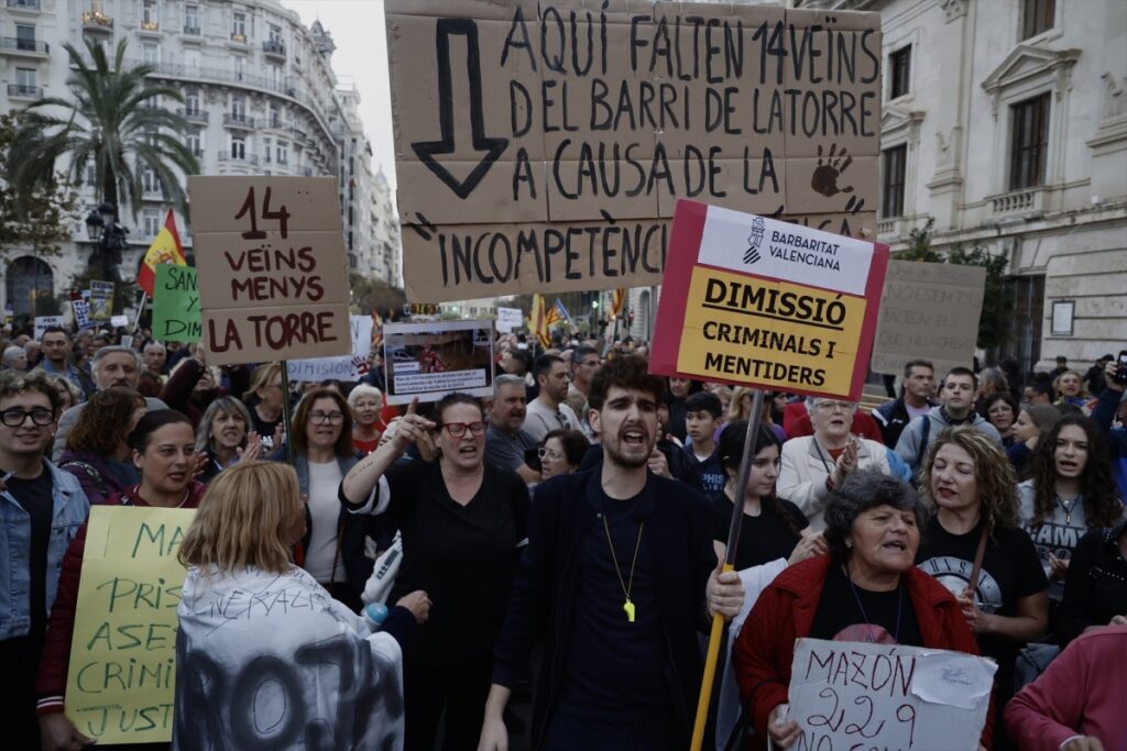 Miles de valencianos vuelven a salir a las calles para protestar contra la gestión de la DANA