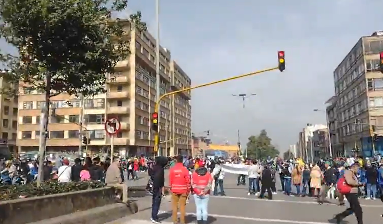 Vendedores ambulantes exigen sus derechos y provocan caos en pleno centro Vendedores ambulantes exigen sus derechos y provocan caos en pleno centro
