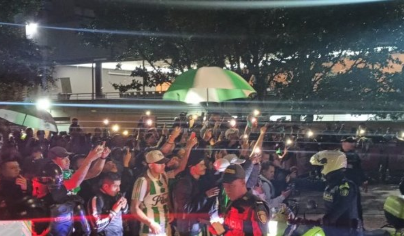Hinchas del Nacional armaron carnaval y forman monumental trancón en Bogotá Hinchas del Nacional armaron carnaval y forman monumental trancón en Bogotá