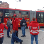 Complicaciones en el tráfico por choque entre bus de TransMilenio y peatón Complicaciones en el tráfico por choque entre bus de TransMilenio y peatón