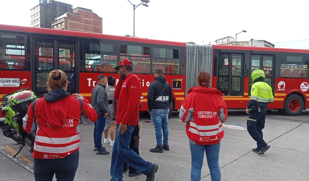 Complicaciones en el tráfico por choque entre bus de TransMilenio y peatón Complicaciones en el tráfico por choque entre bus de TransMilenio y peatón