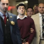 Luigi Mangione se declara «inocente» de los cargos de terrorismo y asesinato en relación a la muerte del CEO de UnitedHealthcare Luigi Mangione se declara «inocente» de los cargos de terrorismo y asesinato en relación a la muerte del CEO de UnitedHealthcare