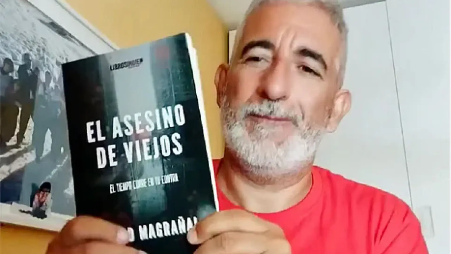 Un escritor se hace viral porque nadie fue a la presentación de su libro y ahora todo el mundo lo quiere comprar Un escritor se hace viral porque nadie fue a la presentación de su libro y ahora todo el mundo lo quiere comprar