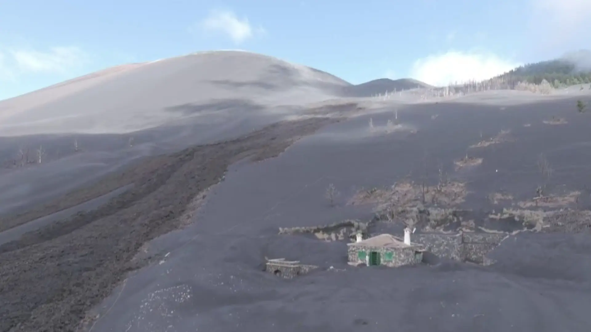 Un proyecto solidario ayuda a recuperar una casa sepultada por el volcán de La Palma tres años después de la erupción Un proyecto solidario ayuda a recuperar una casa sepultada por el volcán de La Palma tres años después de la erupción