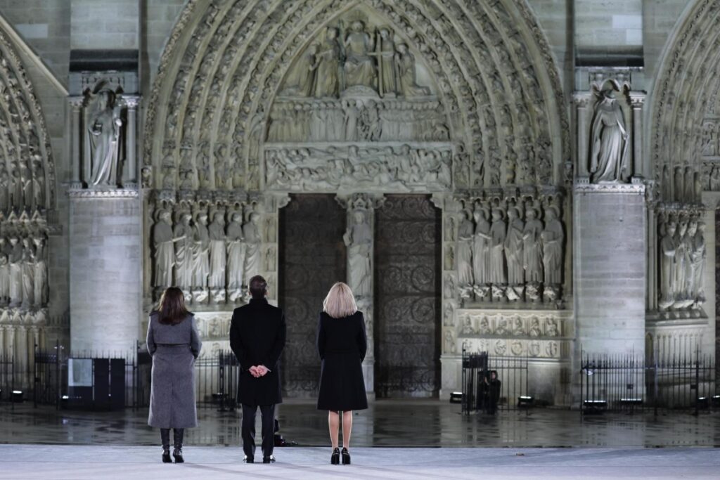 Notre Dame: dejar sola a una amiga