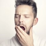 ¿Te sientes cansado todo el tiempo o duermes mal? Esto es lo que deberías agregar a tu dieta, según un médico