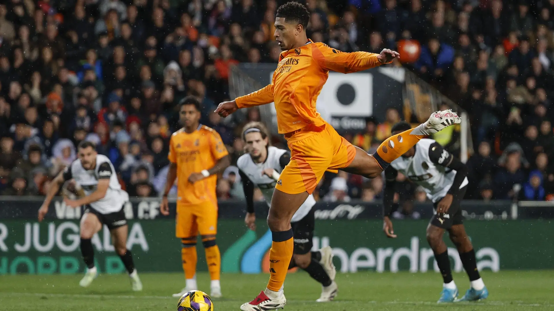 Bellingham remonta y pone líder al Real Madrid en un loco partido en Mestalla en el que Vinícius fue expulsado Bellingham remonta y pone líder al Real Madrid en un loco partido en Mestalla en el que Vinícius fue expulsado