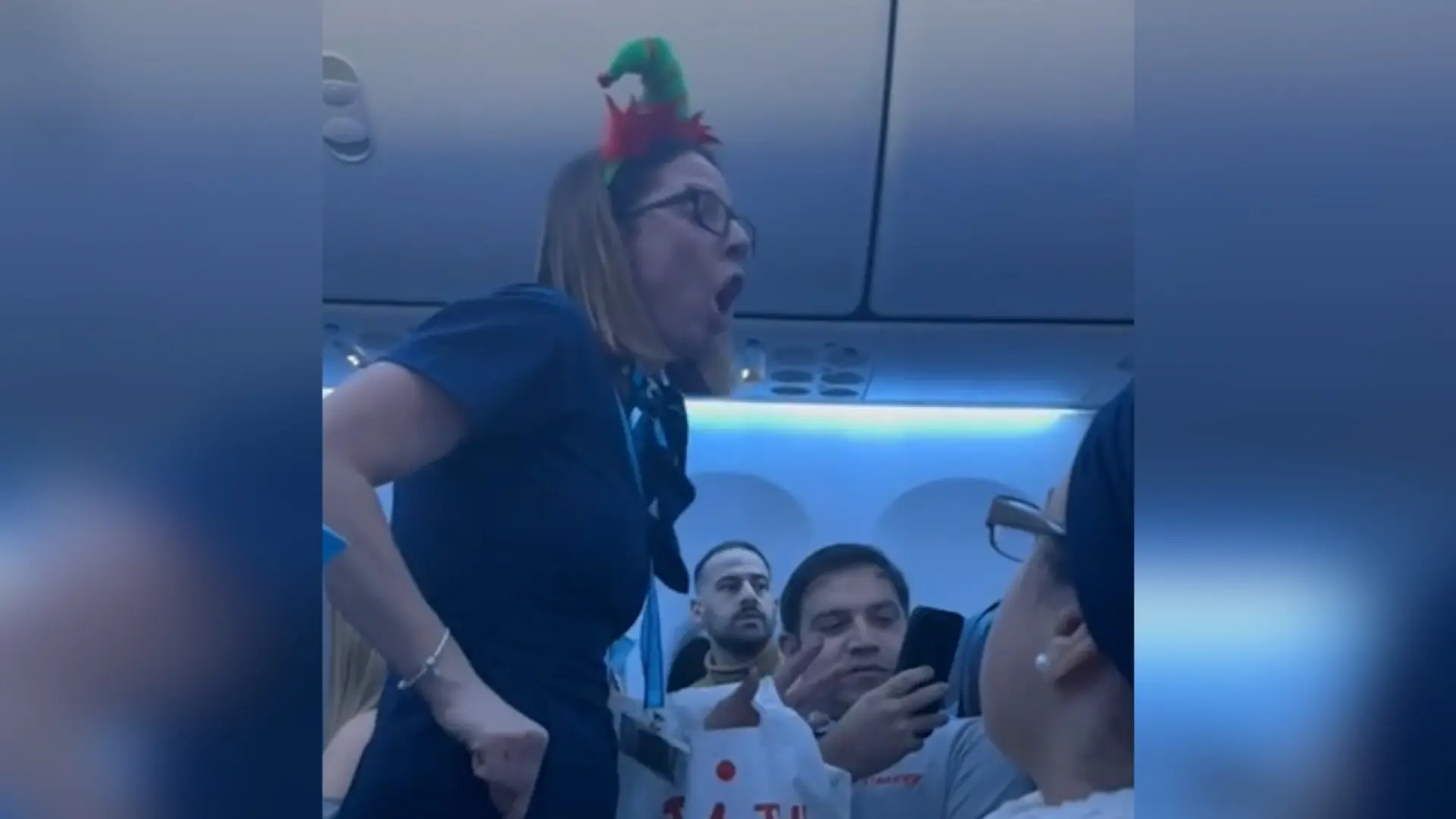 La aplaudida reacción de una azafata hacia unos pasajeros que causaron el «caos» en un vuelo con destino a Lanzarote: «Es suficiente» La aplaudida reacción de una azafata hacia unos pasajeros que causaron el «caos» en un vuelo con destino a Lanzarote: «Es suficiente»