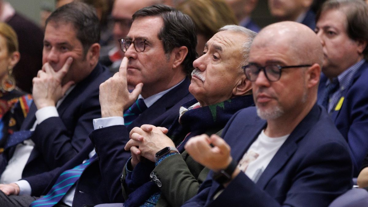 La patronal rechaza subir un 4,4% el SMI: elevaría a 2.000 euros mensuales el coste de cada trabajador La patronal rechaza subir un 4,4% el SMI: elevaría a 2.000 euros mensuales el coste de cada trabajador