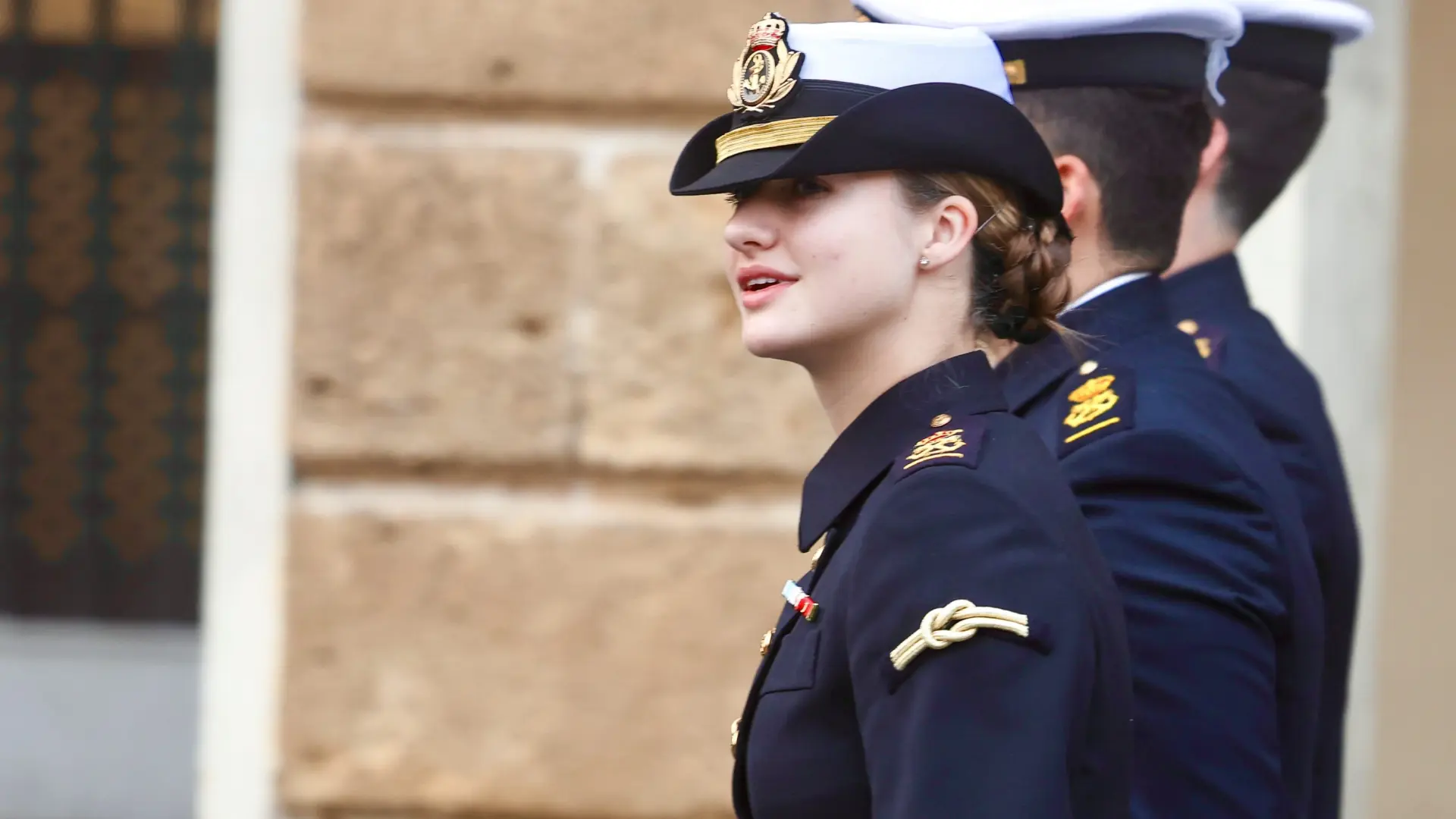 La princesa Leonor luce el símbolo de alumna aventajada, el ‘nudo llano’, mientras agota en Cádiz su agenda antes de partir a alta mar La princesa Leonor luce el símbolo de alumna aventajada, el ‘nudo llano’, mientras agota en Cádiz su agenda antes de partir a alta mar