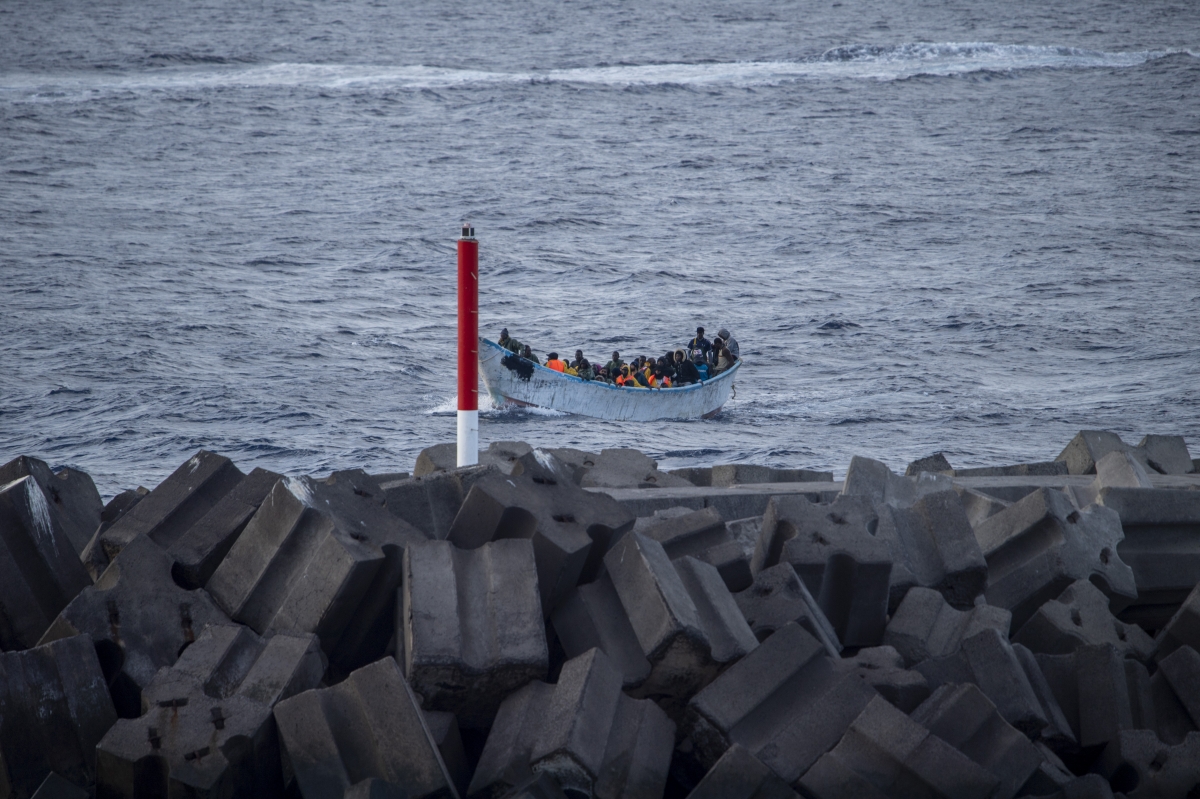 Llegan dos cayucos a El Hierro con 224 personas, entre ellas dos bebés Llegan dos cayucos a El Hierro con 224 personas, entre ellas dos bebés