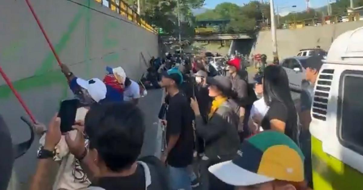 Noticias Medellín: Pintan otro mural en Medellín sobre La Escombrera Noticias Medellín: Pintan otro mural en Medellín sobre La Escombrera