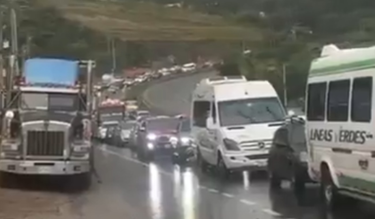 Monumental trancón en la vía Bogotá- Girardot: Viajeros tardarán horas Monumental trancón en la vía Bogotá- Girardot: Viajeros tardarán horas