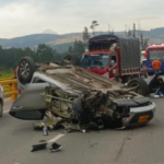 Caos en la salida a Bogotá: un carro volcó en Mondoñedo y afectó movilidad Caos en la salida a Bogotá: un carro volcó en Mondoñedo y afectó movilidad