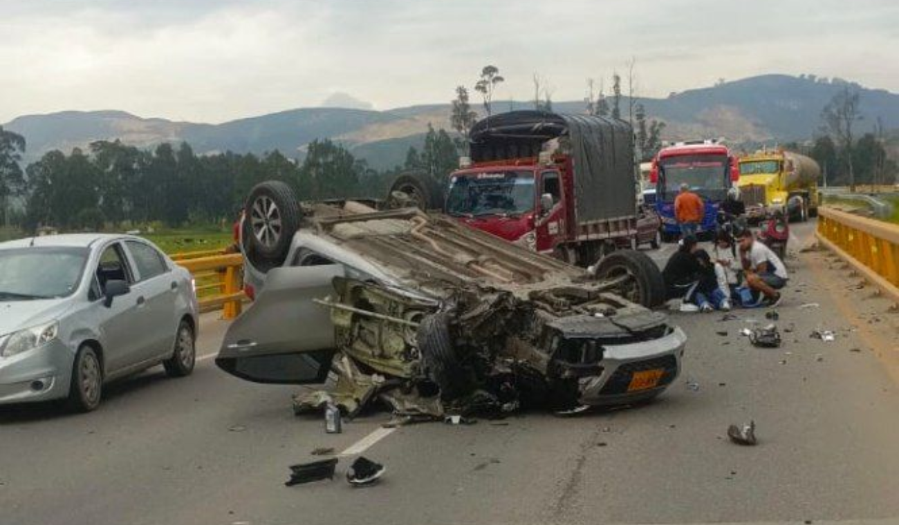 Caos en la salida a Bogotá: un carro volcó en Mondoñedo y afectó movilidad Caos en la salida a Bogotá: un carro volcó en Mondoñedo y afectó movilidad