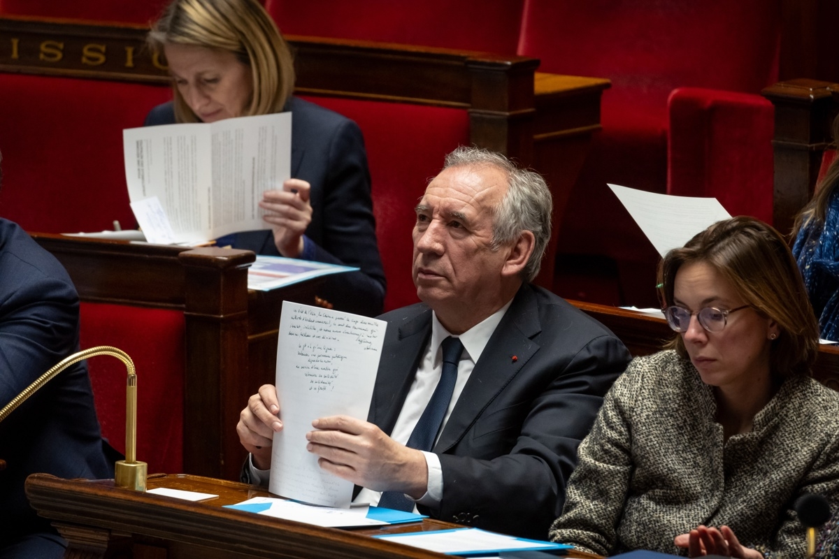 Bayrou elude la moción de censura gracias a los socialistas y Le Pen Bayrou elude la moción de censura gracias a los socialistas y Le Pen