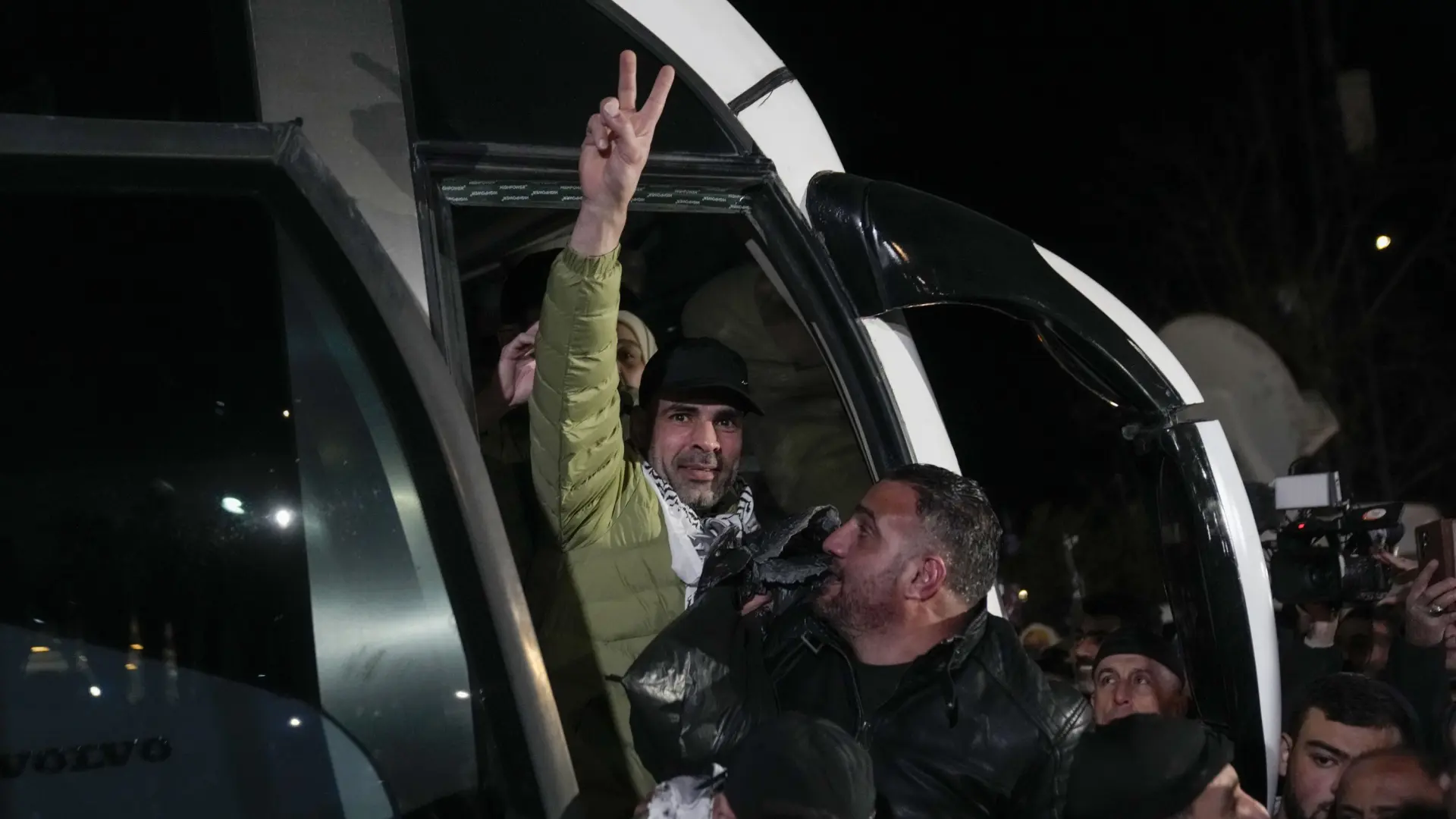 Los primeros presos palestinos liberados por Israel llegan a Ramala Los primeros presos palestinos liberados por Israel llegan a Ramala