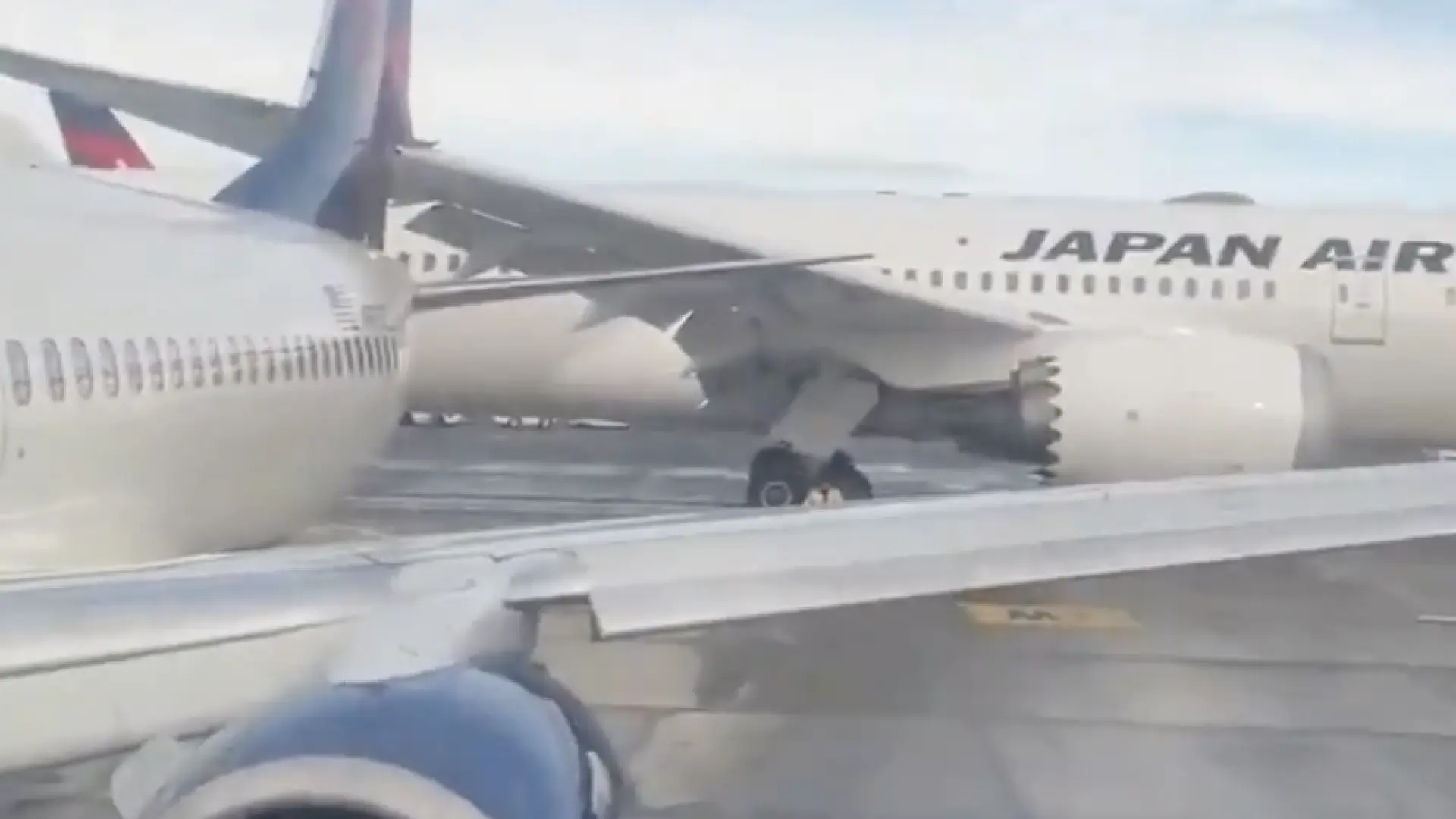 Un avión de Japan Airlines colisiona con una aeronave de Delta Air Lines en Seattle Un avión de Japan Airlines colisiona con una aeronave de Delta Air Lines en Seattle