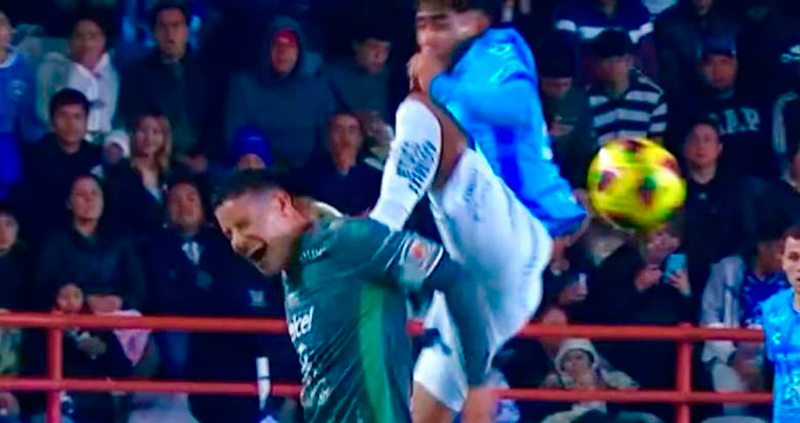 La controvertida y peligrosa ‘patada voladora’ a James Rodríguez en la Liga Mexicana